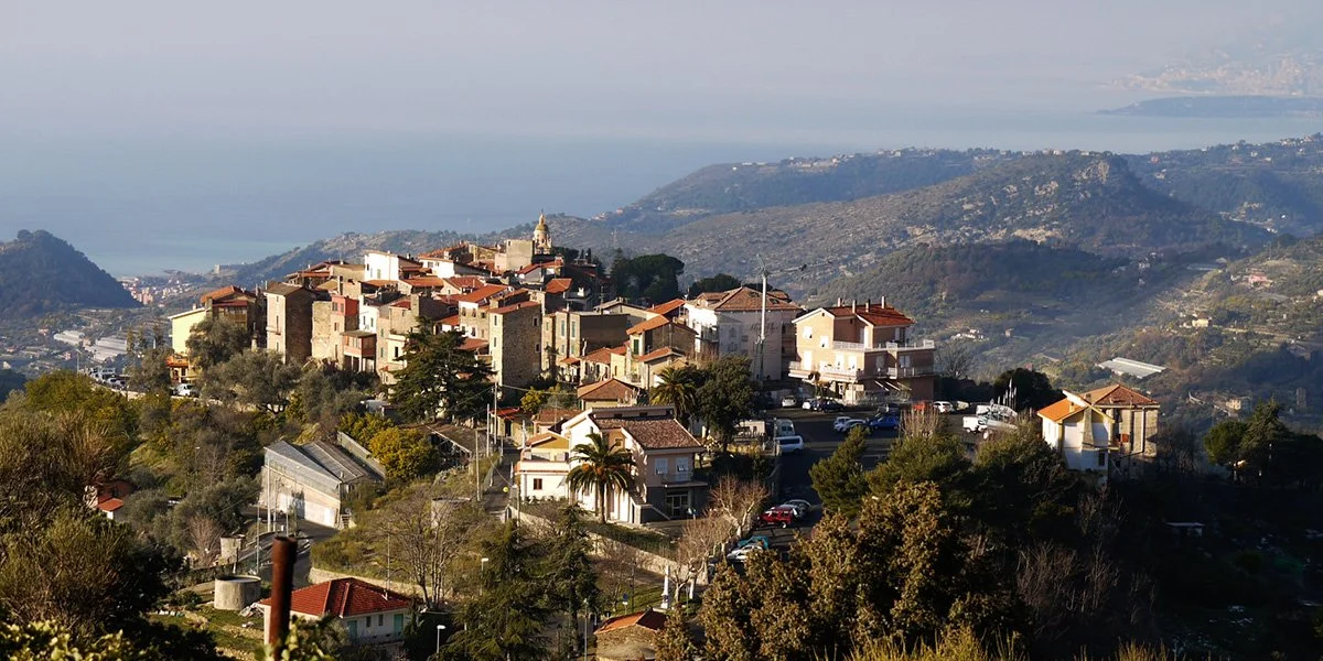 Le village de Seborga, territoire originel de la Principauté, face à la mer Ligure
